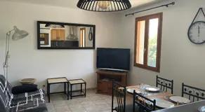 CHARMANT LOGEMENT AVEC PISCINE EN PROVENCE au premier étage d une villa - Image 4