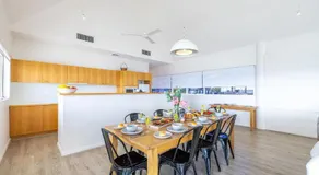 Crows Nest Marina View Apartment, 6 Teramby Rd - waterfront, WiFi, Aircon, Marina - Image 3