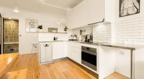 Cozy Open-Plan Studio With Pool Access Near Wharf - Image 3