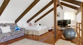 Malua Bay Treehouse, Walking Distance to Beach - Image 2