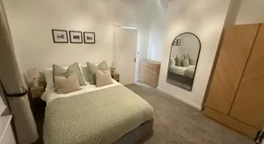 Sleek 1 Bed Flat near Warwick Castle with Parking - Image 2