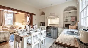 The Cottage in Chester, Sleeps 6 with FREE Parking - Image 2