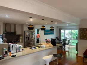 4BR Exec large house close to shops,train & buses - Image 2