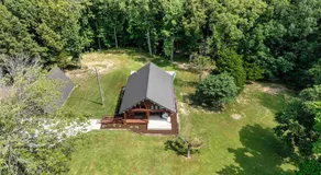 A Novel Stay 3 bed 2 bath log cabin in Shelbyville, IL - Image 2