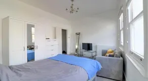 Replingham Road Apartment - Image 5