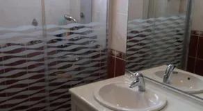 chez Myla chambre avec tv écran plat et salle de bain privative - Image 2