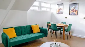 Stylish Luxury 2-Bed Newly Renovated flat - Image 2