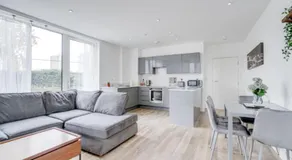 Cozy London Apartment with 2 Bedrooms - Image 2
