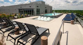Stylish Condo at Clarendon with Rooftop Views - Image 4