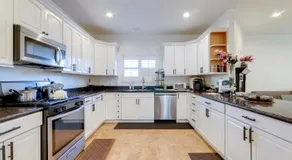 Great Location & Free Extras! Bellflower Stay - Image 3