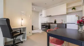 Apartment in Melbourne - Image 4