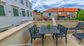 Lemon Tree Garden Apartment -Spacious Private Courtyard & City Center - Image 5