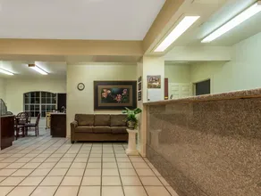 Super 8 by Wyndham Greenville - Image 4