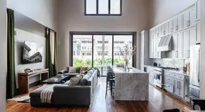 Luxe 7 bedroom home with pool and spa 1 block to parade route - Image 2