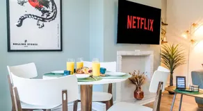 5 Bedroom House All En-Suite, Free Parking, Sleeps 10 - Image 2