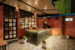 Tripli Hotels White Manor - Image 4