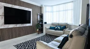 Family & Group Stay 4 Bed Room House & Free Parking & Garden & Sleeps 8 - Image 2