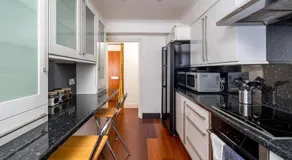 Stylish Deluxe 2BR Duplex - Parking - Near Canary Wharf - Image 3