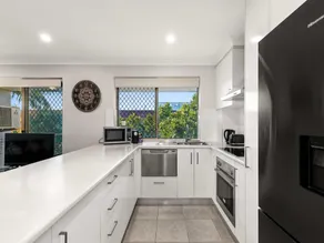 Charming 3-bed Apartment near Local Shops - Image 4