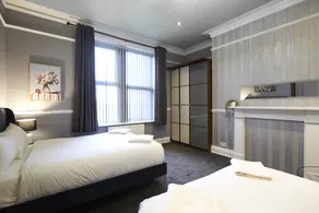 Hayy Contractor House 5 Bedroom Huddersfield Sleeps 18 - Image 2