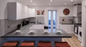Prime Location City Centre 3BR House with Garden and Private Parking - Image 4