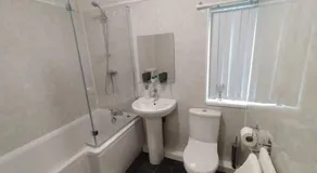 Beautiful and Cosy 3 beds home for 6 guests near Doncaster Racecourse - Image 2