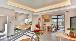 Flower Whisperer Homestay Tianmenshan Store free airport and station pick-up English language service - Image 3