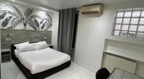 Modern's Hotel - Image 2