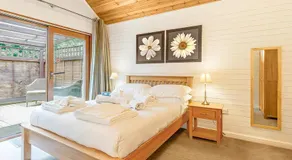 Tilford Woods Lodge Retreat - Image 2