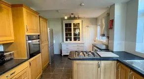 Large House near Victoria Park For Groups, 10 mins bus to City Centre - Image 3