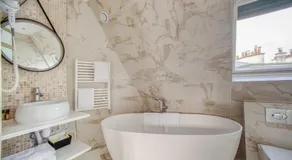 Queens Boutique Hotel - Image 2
