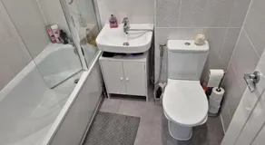 The Aylesbury Home Retreat - 3 Bed Home with Garden & Free Parking - 2 Bedrooms - Image 2