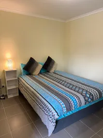 Beautiful room near shops 12 km to CBD and fast internet plus free parking - Image 5
