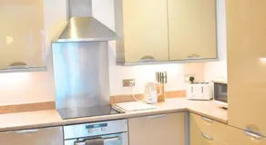 Chichester City Centre 2 Bedroom Flat I Ground Floor with Underground Parking I Chichester Holiday Properties - Image 4