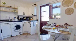 The Nook - Cosy coastal retreat near Sandbanks - Image 3