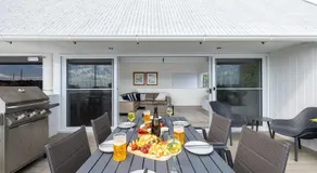 Crows Nest Marina View Apartment, 6 Teramby Rd - waterfront, WiFi, Aircon, Marina - Image 4