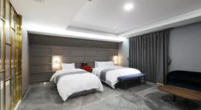 El Tower Hotel - Image 2