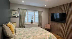 En-suite Double Room - Private Entrance & Free Parking - Image 2