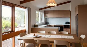 Shack on Seaview - A Retro Escape near Beach & Cafes - Image 5