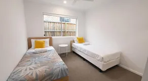 Modern 4-Bedroom Family Home in Park Ridge - Parking Included - Image 4