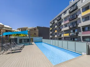 Central East Perth Flat with Pool  Gym Access - Image 3