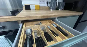 Stylish 3BR 18mins to Peak District,Free, Parking Wifi,Netflix ,Sky Sports - Image 4