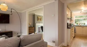 Large 4 Bed House near River Thames - Image 2
