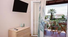 Iris Apartments - Image 2