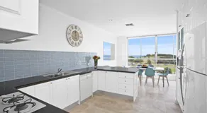 Amazing Views, Luxury Apartment, Easy Walk To Terrigal Village - Image 3