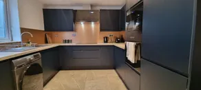 Modern 6 Bedroom 4 Bath House w Parking - Image 4