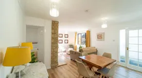 Bumble Bee Bungalow Serviced Accommodation - Image 3