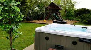 Deluxe 4 or 5 Bed House with Hot Tub, Cinema Room Sleeps 15 - Image 5