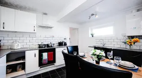 The Gillings 5 Bedrooms great for Teams & Long-term - Image 3