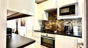 Clapham 3-Bed Flat Sleeps 6 with Free Parking - Image 3